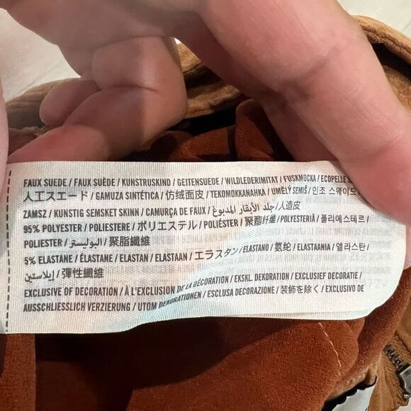 Hollister Ultra High-Rise Faux Suede
Mini Skirt size xs - Picture 6 of 7